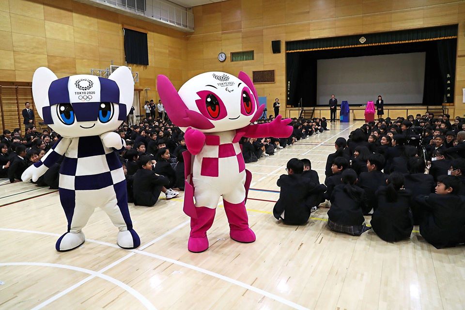 Olimpik maskotların robot versiyonları Tokyo’da okuyan öğrencileri heyecanlandırıyor!