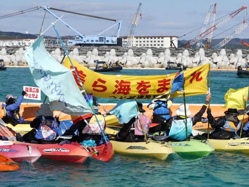 Okinawa’da ABD üssü için arazi doldurma çalışmaları sebebi ile çıkan protesto 1 yıldır devam ediyor.