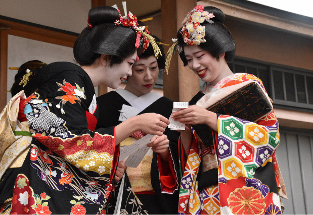 Kuzey Japonya’da geyşa çırakları yeni yılın ilk tapınak ziyaretinde