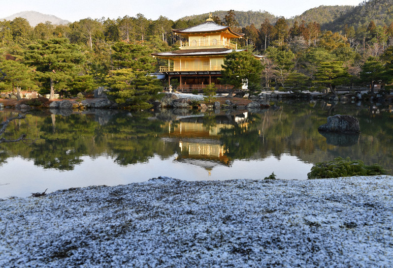 Kinkakuji tapınağında hafif kar yağışı