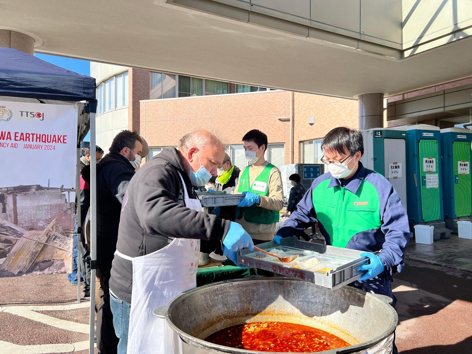 Türk sivil toplumu temsilcileri Japonya’daki depremzedelere sıcak yemek dağıttı